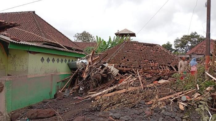 HANCUR - Bangunan di Dusun Sumbersari , Desa Supiturang, Kecamatan Pronojiwo, Kabupaten Lumajang Jawa Timur hancur akibat erupsi awan panas Semeru, Kamis (20/11/2025).