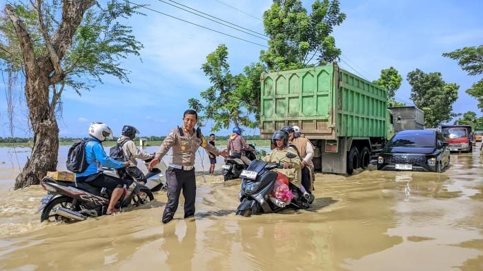 Diguyur Hujan Deras, Sungai di Sampang Meluap, Aktivitas Lalu Lintas ke Bangkalan Terhambat
