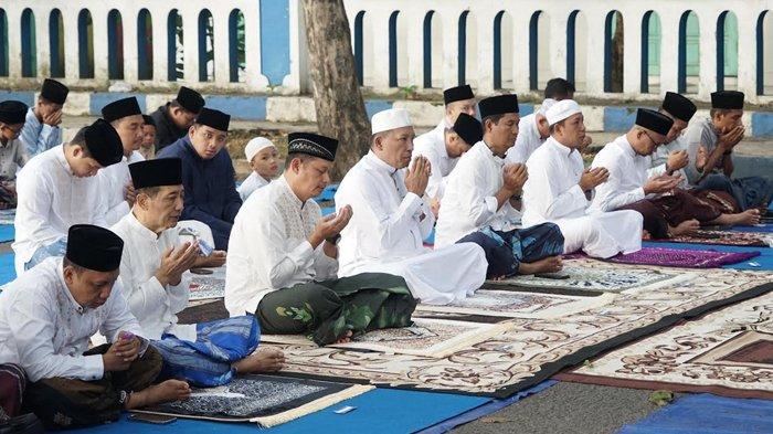 IDULADHA - Bupati Sampang, Slamet Junaidi, ikuti Salat Iduladha 1447 Hijriah di halaman Pendopo Trunojoyo Sampang, Madura, Rabu (27/5/2026). Dia mengajak masyarakat menjadikan Iduladha sebagai momentum memperkuat rasa empati dan semangat berbagi.