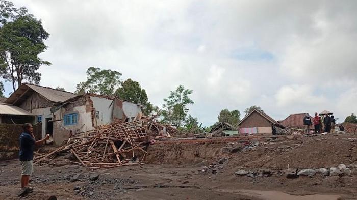 RATA DENGAN TANAH - Kondisi terkini Dusun Sumbersari, Desa Supiturang, Kecamatan Pronojiwo, Kabupaten Lumajang Jawa Timur rata dengan tanah akibat erupsi awan panas Semeru, Kamis (20/11/2025).