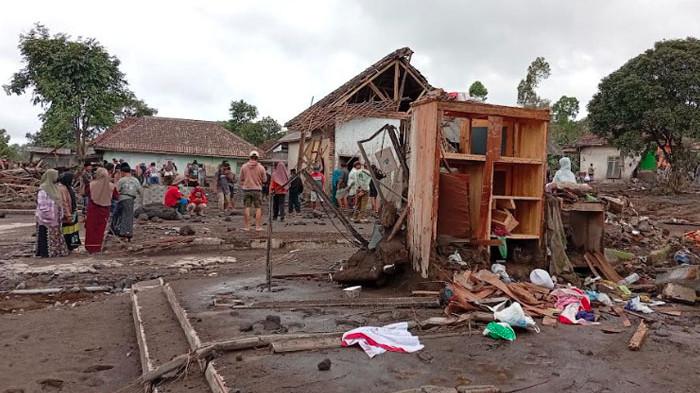 FOTO-FOTO Kerusakan di Permukiman Usai Erupsi Semeru, Warga Kais Sisa Harta
