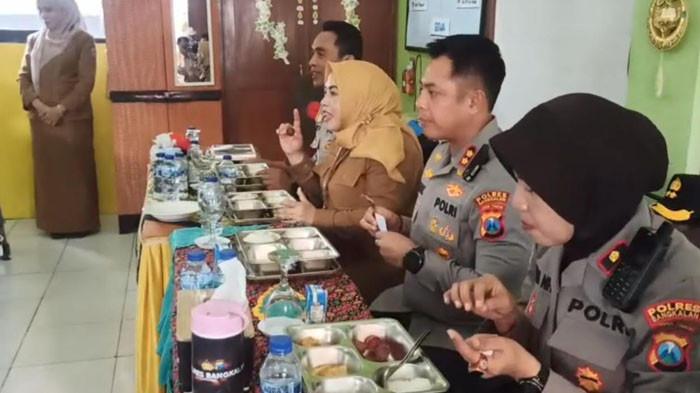 Kapolres Bangkalan Cicipi Langsung Menu MBG, Pastikan Aman Layak Konsumsi