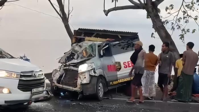 Detik-detik Ngerinya Ambulans Mobil Sehat Tabrak Truk Tangki di Camplong Sampang, Nasib Sopir Tragis