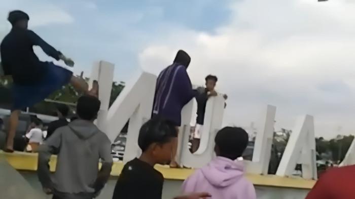 Demo Mahasiswa di DPRD Sampang Ricuh: Fasilitas Alun-alun Dirusak, Pagar Besi Hilang
