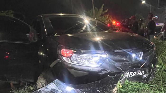KECELAKAAN - Mobil Daihatsu Ayla terjerembab ke area sawah setelah menyeruduk Honda Mobilio di akses Suramadu, Desa Morkepek, Kecamatan Labang, Bangkalan, Jumat (7/11/2025) pukul 21.00 WIB. Tidak ada korban jiwa dalam dalam peristiwa ini.