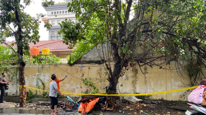 BREAKING NEWS, Jukir di Surabaya Tewas Tertimpa Tembok Kantor Polisi, Bermula saat Korban Tidur