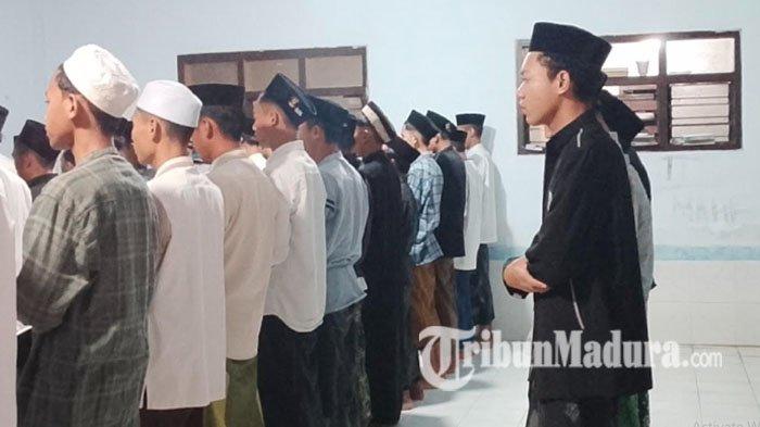  Pelaksanaan salat tarawih di Masjid Ponpes Mahfilud Duror, Desa Suger Kidul, Kecamatan Jelbuk, Jember, Jawa Timur, Senin (16/2/2026) malam. Mereka melaksanan ibadah puasa lebih awal, yakni pada Selasa (17/2/2026).