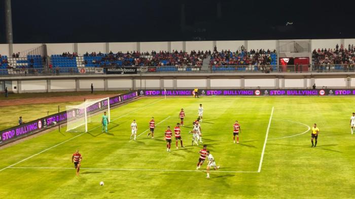 Alfredo Vera Bingung Kenapa Madura United Belum Pernah Menang di Kandang: Sudah Berusaha