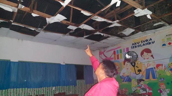 SEKOLAH TERBAKAR - Personel Polsek Palengaan menyelidiki kebakaran di SDN Potoan Daya 2 Pamekasan, Minggu (5/10/2025) malam.