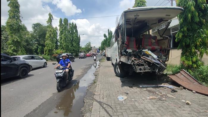 Sebelum Hantam Pembatas Suramadu Arah Madura, Bis di Bangkalan Ternyata Seruduk Truk Muatan Pasir