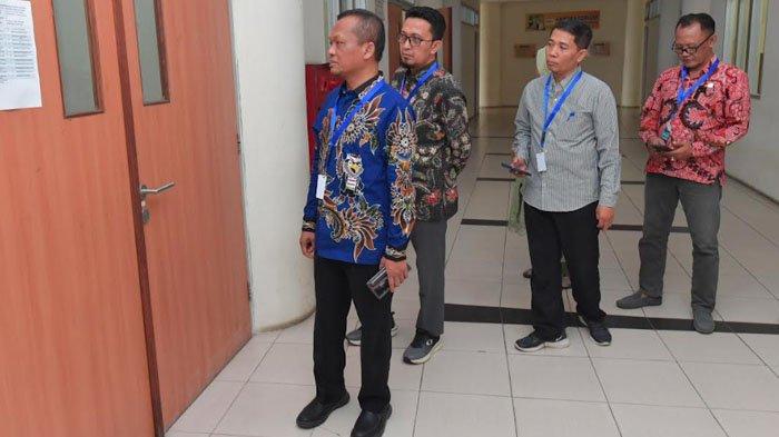 UTBK - Rektor UTM Bangkalan, Prof Dr Safi' didampingi Warek I sekaligus Ketua Panitia Pelaksanaan Ujian Tertulis Berbasis Komputer (UTBK), Prof Dr Achmad Amzeri, dan Warek III UTM, Surokim Abdussalam, memantau pelaksanaan ujian hari pertama, Selasa (21/4/2026).