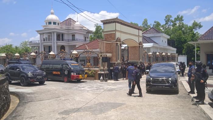 GELEDAH DAN SITA - Salah satu dari tujuh bangunan rumah yang menjadi sasaran penggeledahan dan penyitaan oleh Ditresnarkoba Polda Jatim, Kamis (2/10/2025).