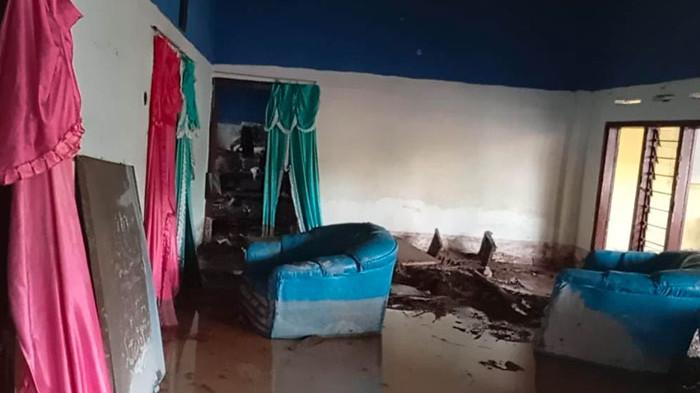 RUSAK - Rumah warga di Dusun Sumbersari , Desa Supiturang, Kecamatan Pronojiwo, Kabupaten Lumajang Jawa Timur rusak akibat erupsi awan panas Semeru, Kamis (20/11/2025).