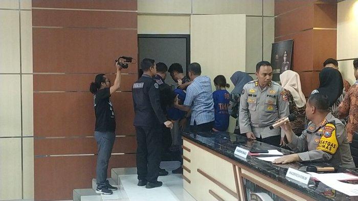 Breaking News, Selebgram Tersangka Investasi Arisan Bodong Ambruk saat Konferensi Pers Polda Jatim