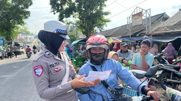 Ops Zebra 2025: Satlantas Sumenep Bagikan Brosur Keselamatan di Pasar Pragaan
