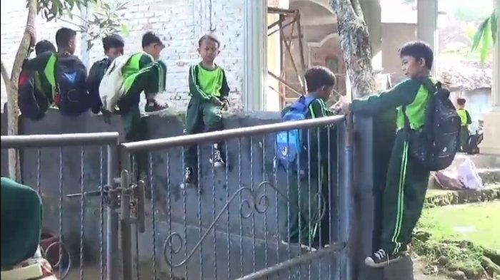 Ahli Waris Lahan Segel Gerbang SDN 2 Buddan Bangkalan, Siswa Lompati Pagar, Guru Tak Bisa Mengajar