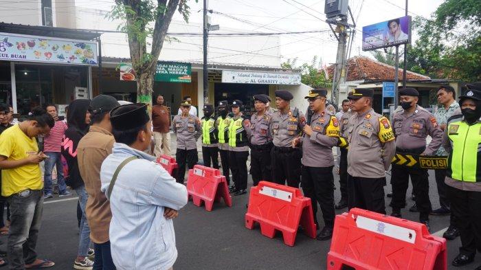 Sejumlah Pemuda Demo ke Polres Pamekasan Soal Polri Punya Akses ke Sirekap KPU