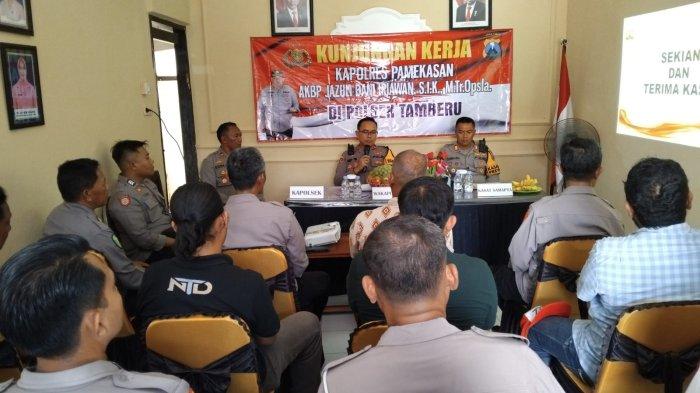 Wakapolres Pamekasan Kunjungi Tiga Polsek di Pantura, Minta Anggotanya Netral di Pilkada
