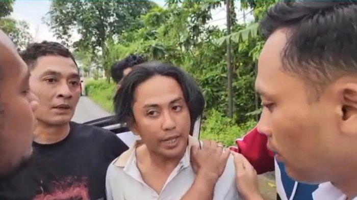 TODONGKAN SENPI - Tersangka pengancaman menggunakan senjata api rakitan jenis revolver, RSD (tengah), warga Desa Tramok, Kecamatan Kokop, Bangkalan, Madura, dibekuk personel gabungan Unit Pidum Satreskrim dan Satsamapta Polres Bangkalan di rumahnya, Senin (30/3/2026). 