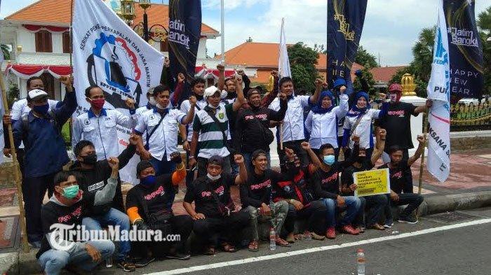 Unjuk Rasa di Depan Gedung Grahadi, Buruh Minta Gubernur Khofifah Menetapkan UMSK 2021