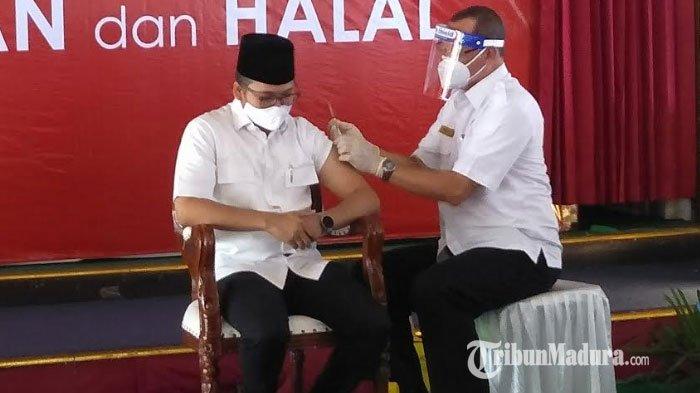 Disuntik Vaksin Covid-19, Bupati Bangkalan: Besok Giliran 3.000 Lebih Tenaga Kesehatan Divaksin