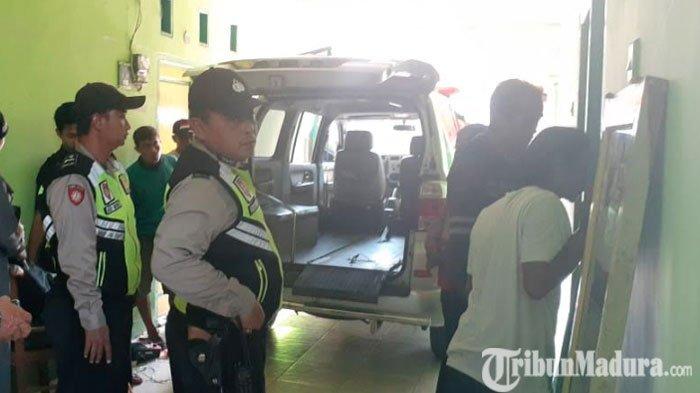 Petugas Kepolisian melakukan evakuasi terhadap jenazah Nur Efendi di Kabupaten Tuban, Kamis (5/9/2019).