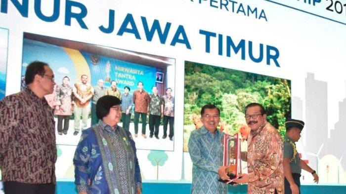 Sukses Rumuskan Prinsip Pembangunan Berkelanjutan, Pakde Karwo Raih Penghargaan Nirwasita Tantra