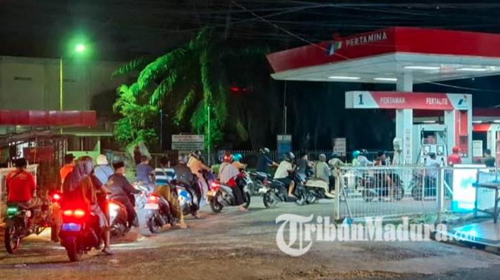 SPBU - Pengendara motor mulai beralih ke jalur Pertalite di SPBU Bangkalan, Jalan Sekarno-Hatta, Rabu (10/6/2026) malam. Selaku konsumen, masyarakat menyayangkan kebijakan pemerintah menaikkan harga BBM Pertamax dan Pertamax Green 95 tanpa diawali sosialisasi.