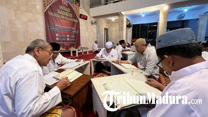 ALQURAN - Warga Jalan Kalimasada, Polehan, Kecamatan Blimbing, Kota Malang, Jawa Timur, membaca Alquran saat Bulan Ramadan di Kampoeng Quran Wijaya Kusuma Malang, Minggu (22/2/2026).