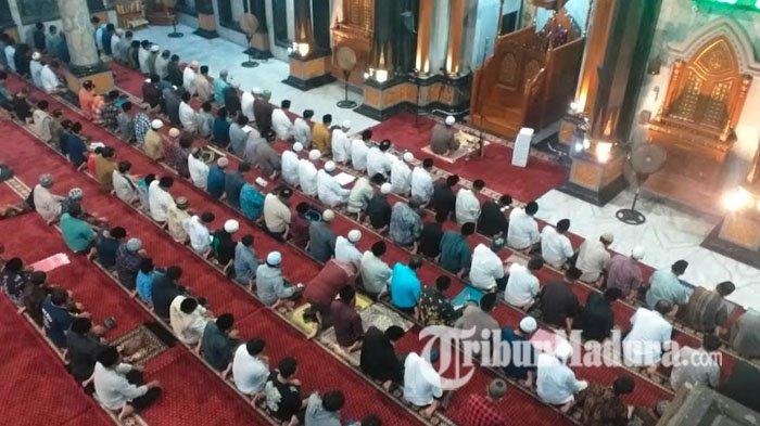 SALAT - Salat tarawih pertama yang digelar di Masjid Agung Baitul Mukminin, Jalan KH A Dahlan No 28, Jombatan, Kecamatan Jombang, Kabupaten Jombang, Jawa Timur, Rabu (18/2/2026).