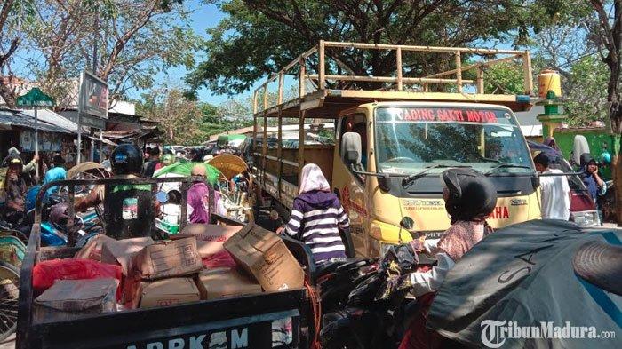 Kemacetan jalan di depan Pasar Kolpajung Pamekasan, Sabtu (4/5/2019).