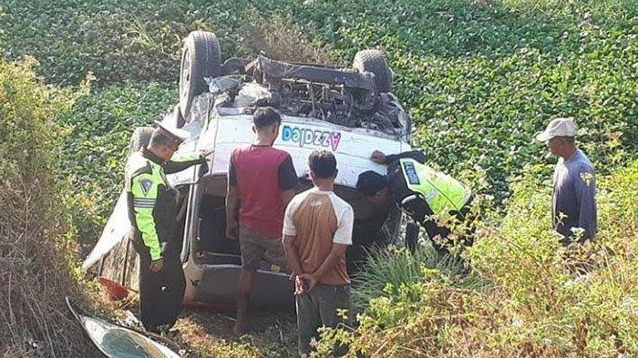 Mobil Elf Terjungkir di Jalan Tol, Ban Pecah dan Over Kapasitas Diduga Penyebab, Kondisi Korban?