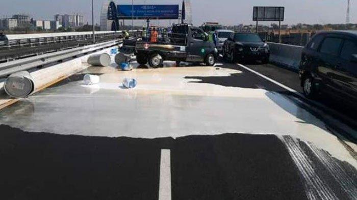 Mobil Pikap Bermuatan Drum Berisi Cat Mengalami Pecah Ban, Muatan Tumpah di Jalan Tol