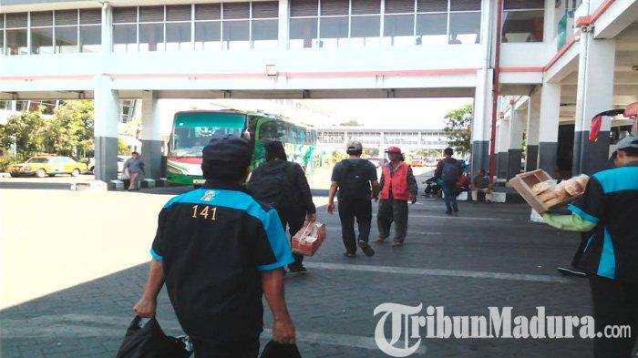 Arus Penumpang Mudik Lebaran Mulai Membanjiri Terminal Purabaya