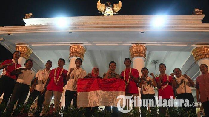 Khofifah Beri Uang Saku Rp 25 Juta Kepada Timnas U-22 dari Jatim Usai Juara Piala AFF