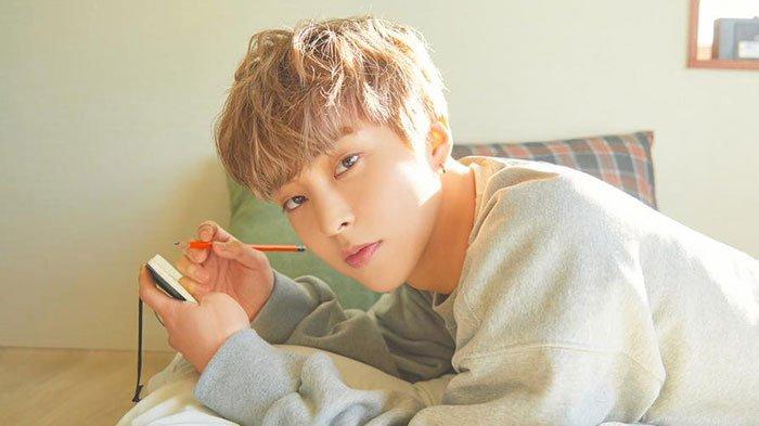Xiumin EXO Bagikan Foto Terbaru Jelang Wamil, Makin Tampan dengan Potongan Rambut Pendek Ala Militer