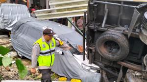 2-rumah-dan-mobil-warga-rusak-ditabrak-truk-boks-rem-blong-di-Ngantang-Malang.jpg