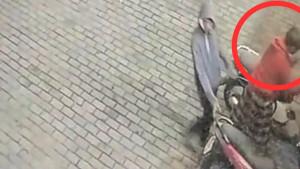 AKSI-CURANMOR-Tangkapan-layar-video-CCTV-merekam-dua-pria-misterius-bersarun.jpg