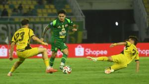 AKSI-Gali-Frietas-winger-Persebaya-berebut-bola-dengan-pemain-Semen-Padang.jpg