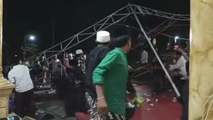 AMBRUK-DIPANCAL-Sebuah-terop-dalam-gelaran-Maulid-Nabi-akhirnya-ambruk.jpg