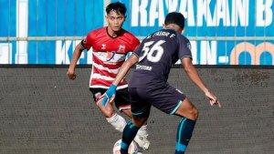 madura/Aksi-Riski-Afrisal-pemain-muda-Madura-United-menguasai-bola.jpg
