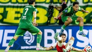 Aksi-Toni-Firmansyah-saat-membela-Persebaya.jpg