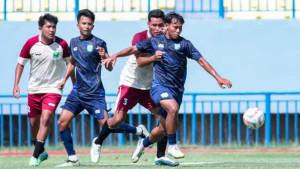 Aksi-pemain-Gresik-United-melawan-pemain-Persekabpas-Pasuruan.jpg