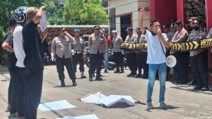 Aktivis-pemuda-di-Sumenep-unjuk-rasa-di-depan-kantor-Disperkimhub-Rabu-2492025.jpg