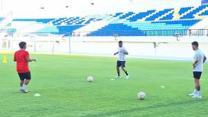 Alberto-Goncalves-dan-Jonathan-Bustos-latihan-terpisah-di-Stadion-Surajaya.jpg