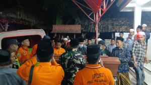 Anggota-BPBD-Sampang-mengantarkan-korban-Ponpes-AL-Khoziny-ke-rumah-duka.jpg