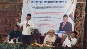 Anggota-DPR-RI-H-Syafiuddin-dan-Dosen-UTM-Dr-Rina-Yulianti-saat-Sosialisasi-Empat-Pilar.jpg