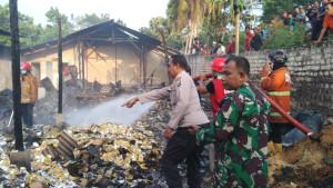 Anggota-TNI-Polri-dan-Pemadam-Kebakaran-Pamekasan-padamkan-kebakaran-gudang-rokok.jpg
