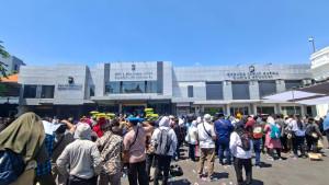 Antrean-Pelayanan-Pengurusan-SKCK-di-Polrestabes-Surabaya-Membludak-Semua-Demi.jpg