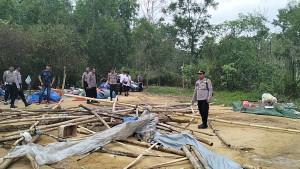BABAT-HABIS-Sejumlah-personil-kepolisian-saat-menggrebek-dan-memusahkan-sejumlah.jpg